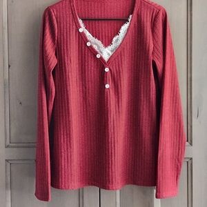 Lace-Trim Ribbed Long-Sleeve V-Neck Tee in Deep Red